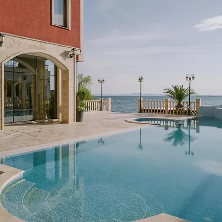Complex Rich Apartment