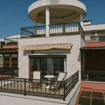 Apartment Complex Rich *