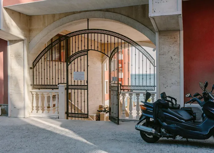 Rich Collective Apartment